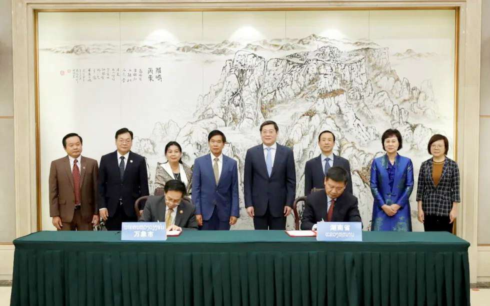 盈峰環(huán)境向老撾萬象捐贈7臺環(huán)衛(wèi)裝備，助力“一帶一路”建設(shè)