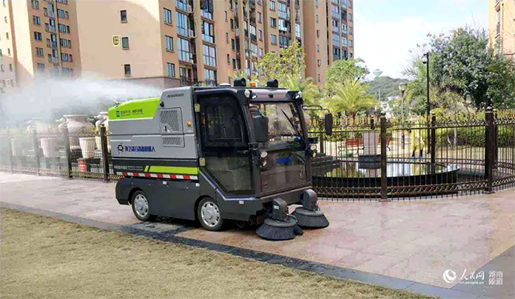 人民網(wǎng)報道：抗擊疫情，環(huán)衛(wèi)機(jī)器人顯身手